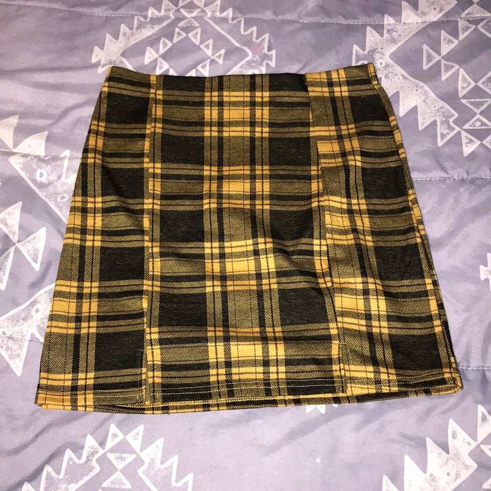 A skirt black and yellow
